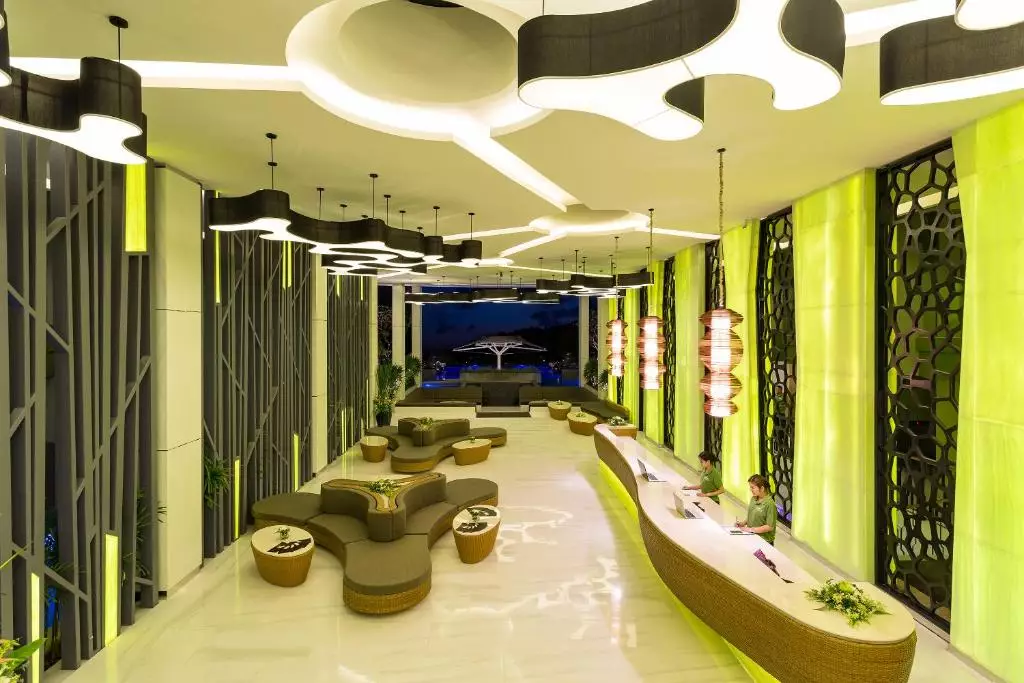 Crest Resort and Pool Villas